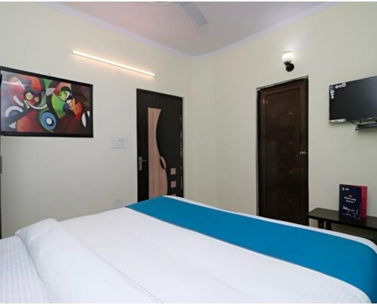 Hotel Aditya Residency Near Sector 63 Metro Station Нойда Экстерьер фото
