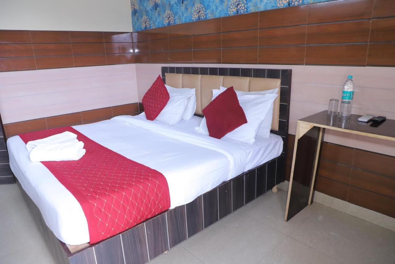 Hotel Aditya Residency Near Sector 63 Metro Station Нойда Экстерьер фото