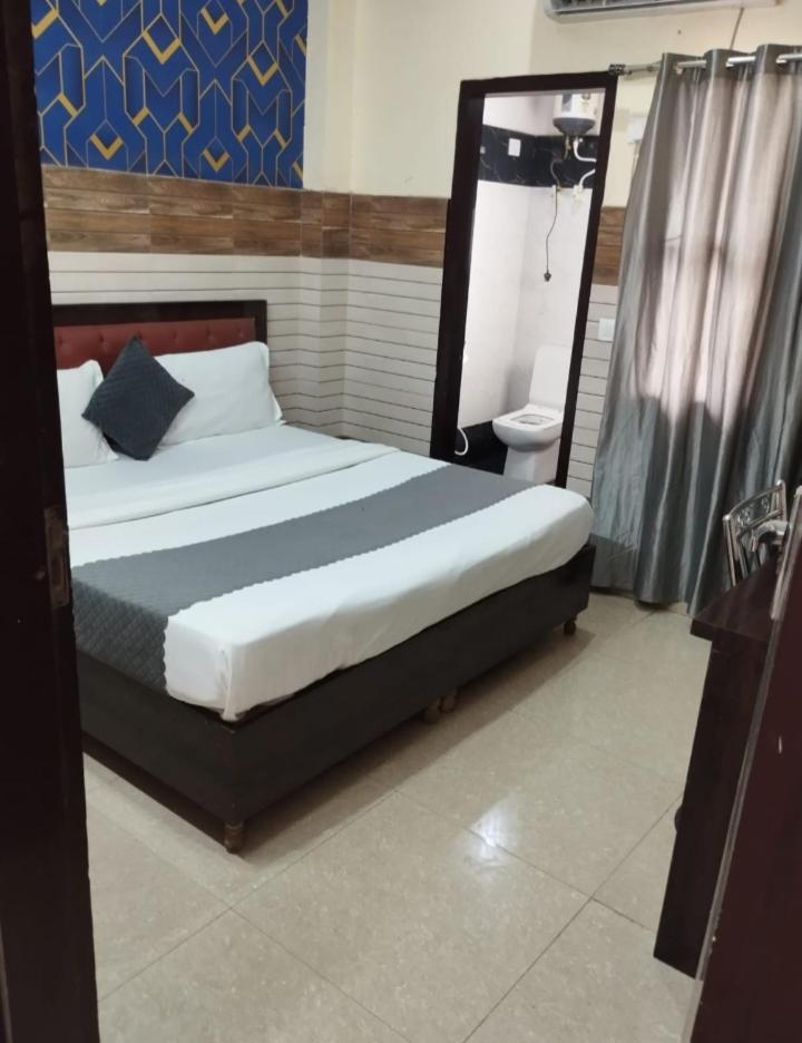 Hotel Aditya Residency Near Sector 63 Metro Station Нойда Экстерьер фото