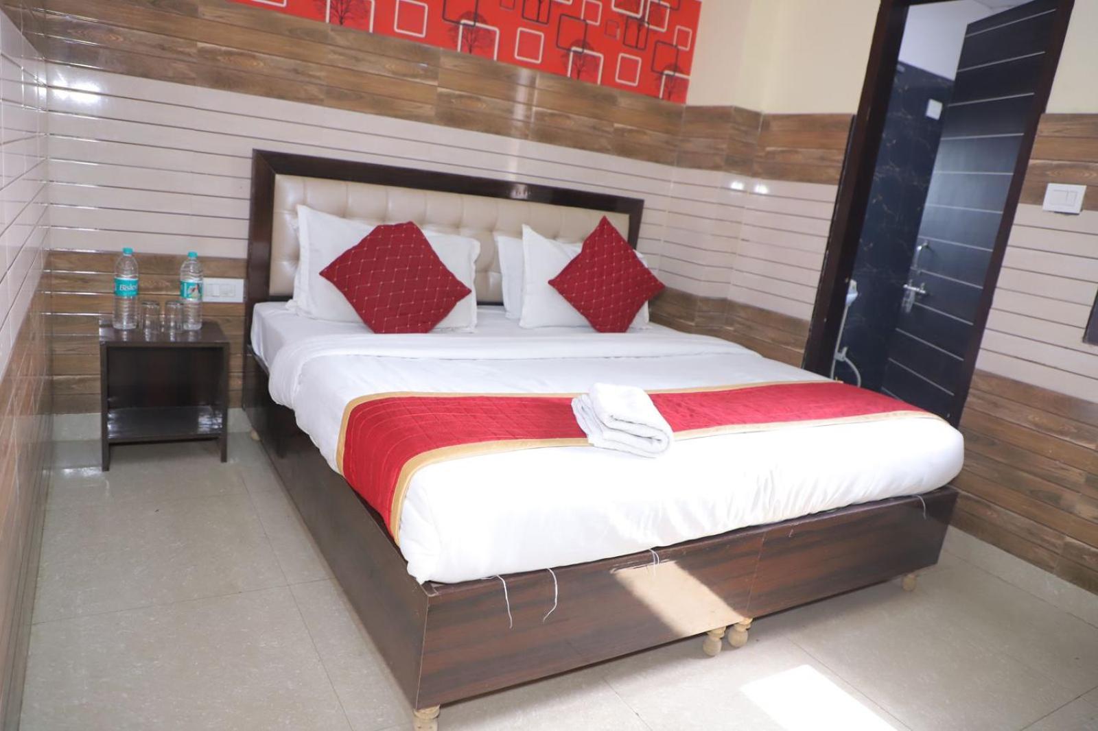 Hotel Aditya Residency Near Sector 63 Metro Station Нойда Экстерьер фото