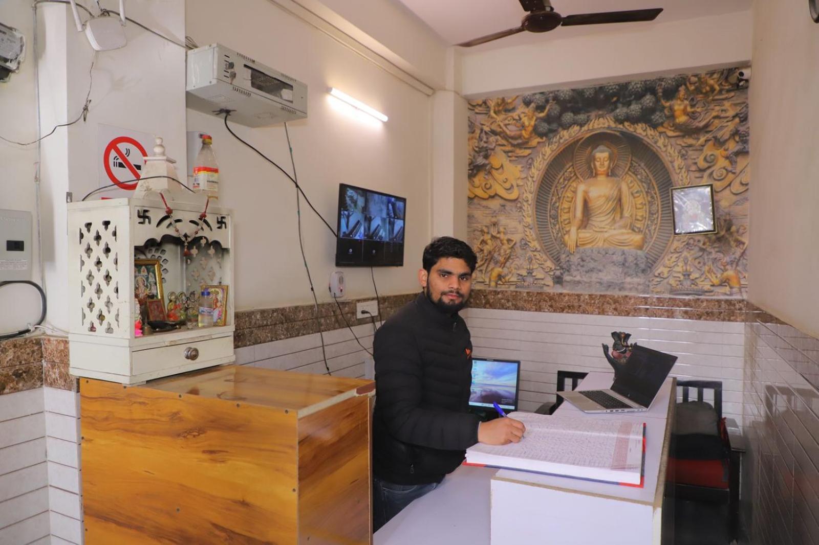 Hotel Aditya Residency Near Sector 63 Metro Station Нойда Экстерьер фото